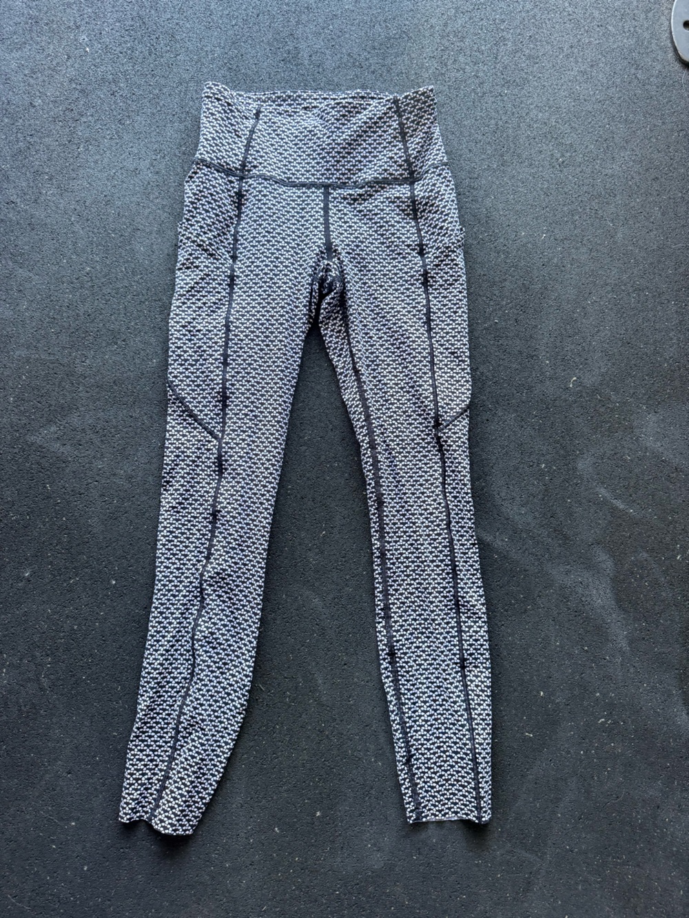 Lululemon fast pace legging black and White